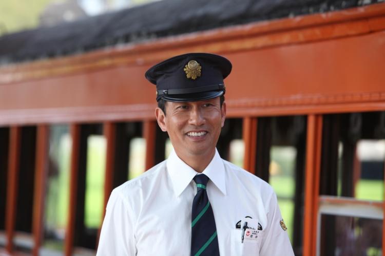 RAILWAYS　49歳で電車の運転士になった男の物語 ポスター
